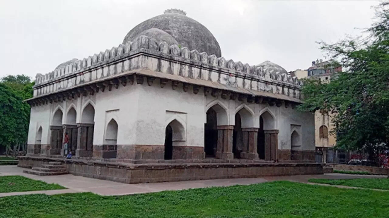 बाराखम्बा रोड नाम कैसे पड़ा