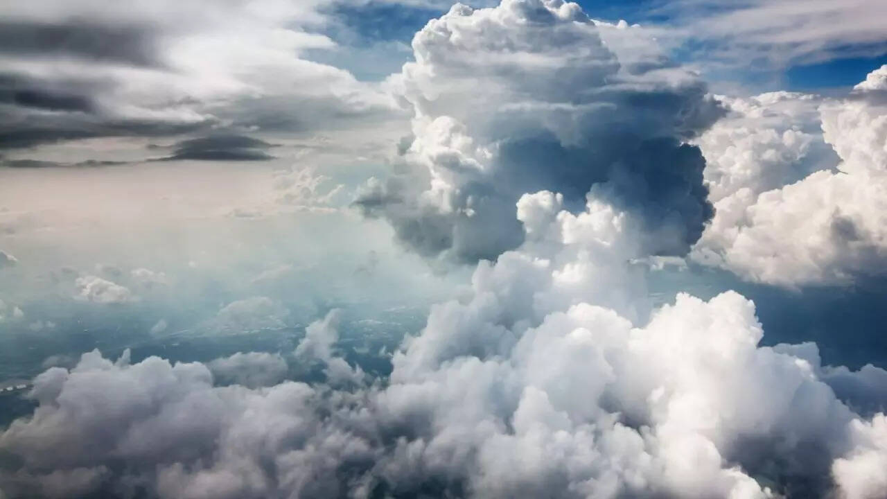 वैज्ञानिकों का मानना है कि आसमान में बादल जलवायु-जलचक्र के लिए बहुत जरूरी हैं। अगर बादल ना हो तो जलवायु-जलचक्र पर गंभीर प्रभाव पड़ेगा। धरती पर गर्मी भी बढ़ जाएगी।