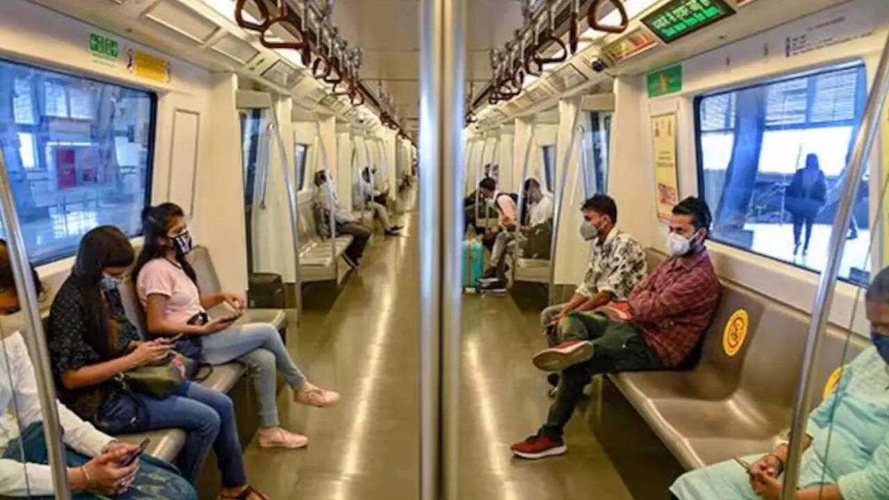 अभी दिल्ली मेट्रो में कुल 56 इंटरचेंज स्टेशन हैं।