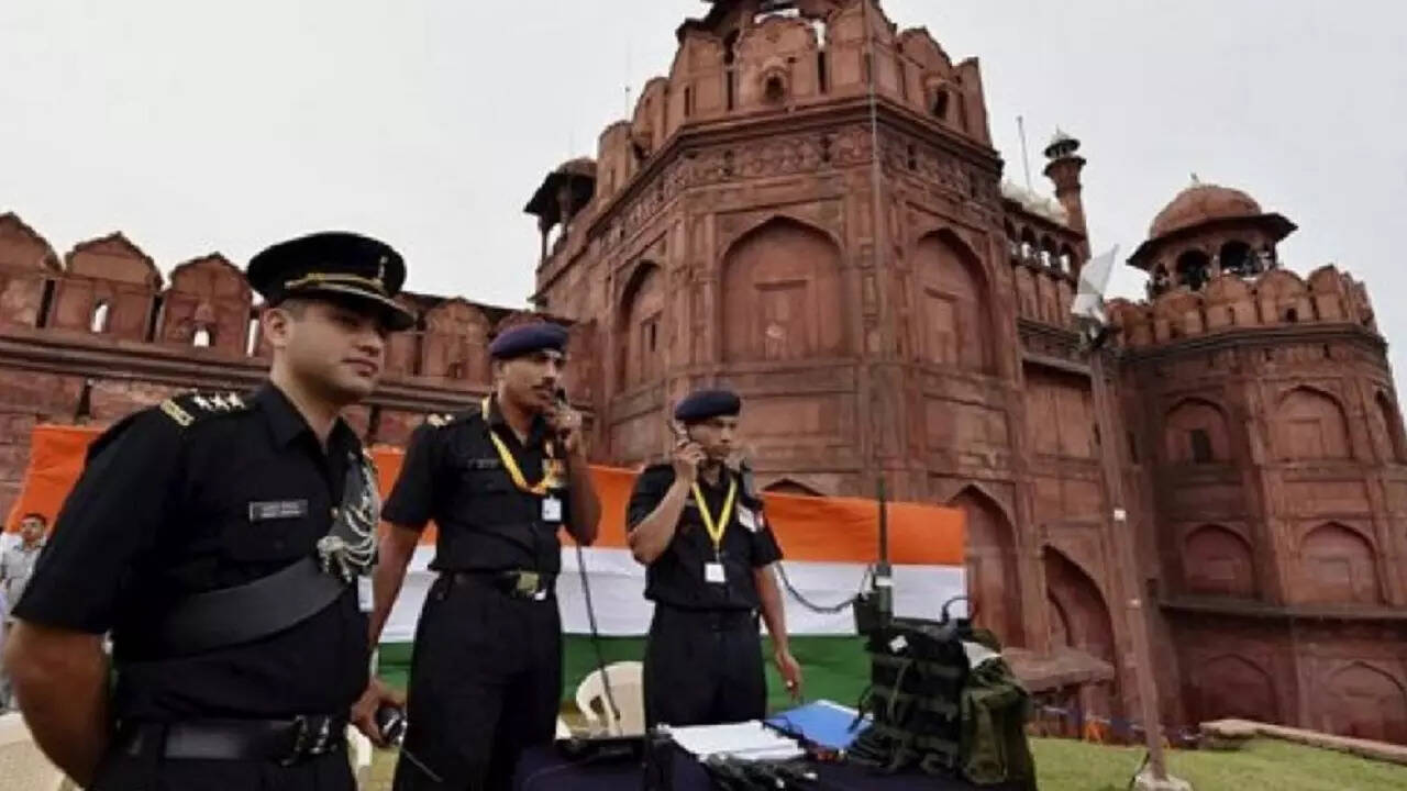 सीसीटीवी कैमरे और ड्रोन से निगरानी
