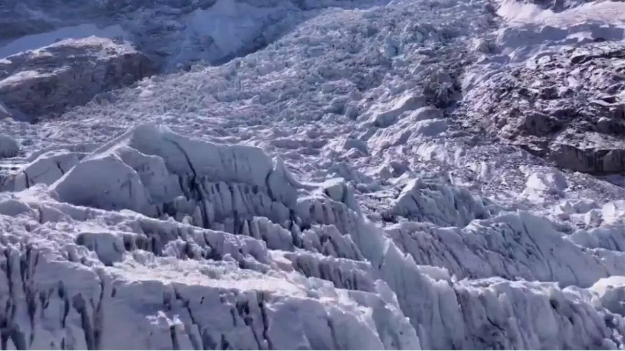 सबसे पहले कौन चढ़ा था एवरेस्ट पर