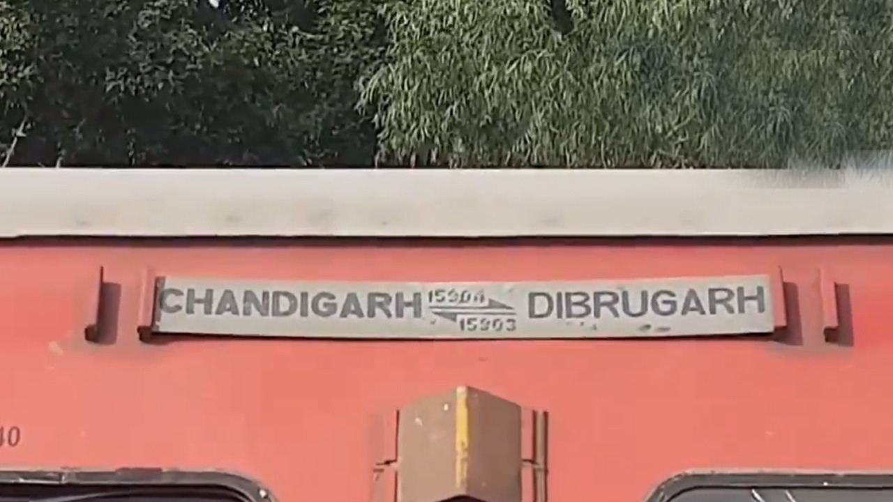 जान बचाकर किसी तरह से निकले लोग