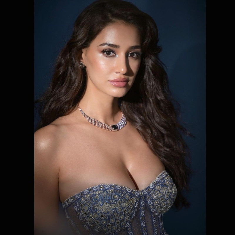 डीपनेक ड्रेस में दिखीं दिशा पाटनी