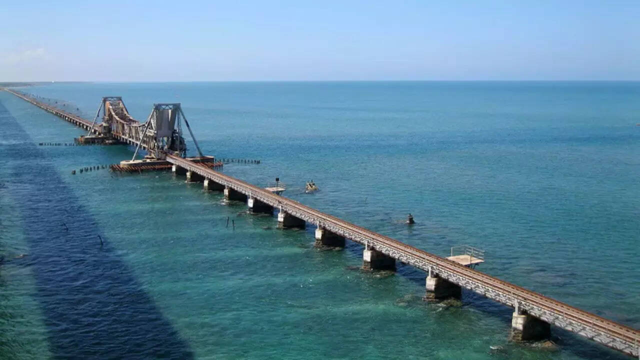 समुद्र के ऊपर बना है रेलवे ट्रैक