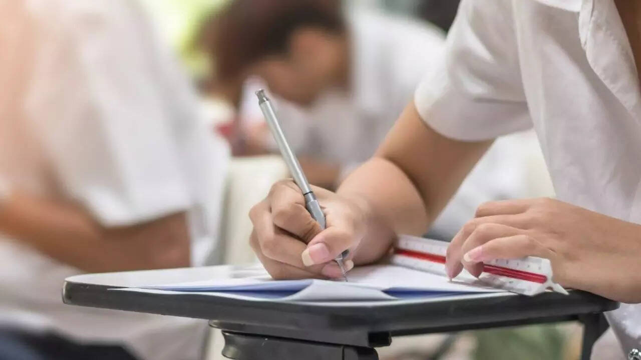 16 साल से एक ही कॉलेज की परीक्षा