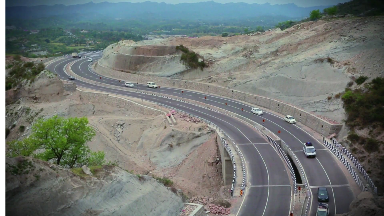 कुल लंबाई 3,745 किलोमीटर
