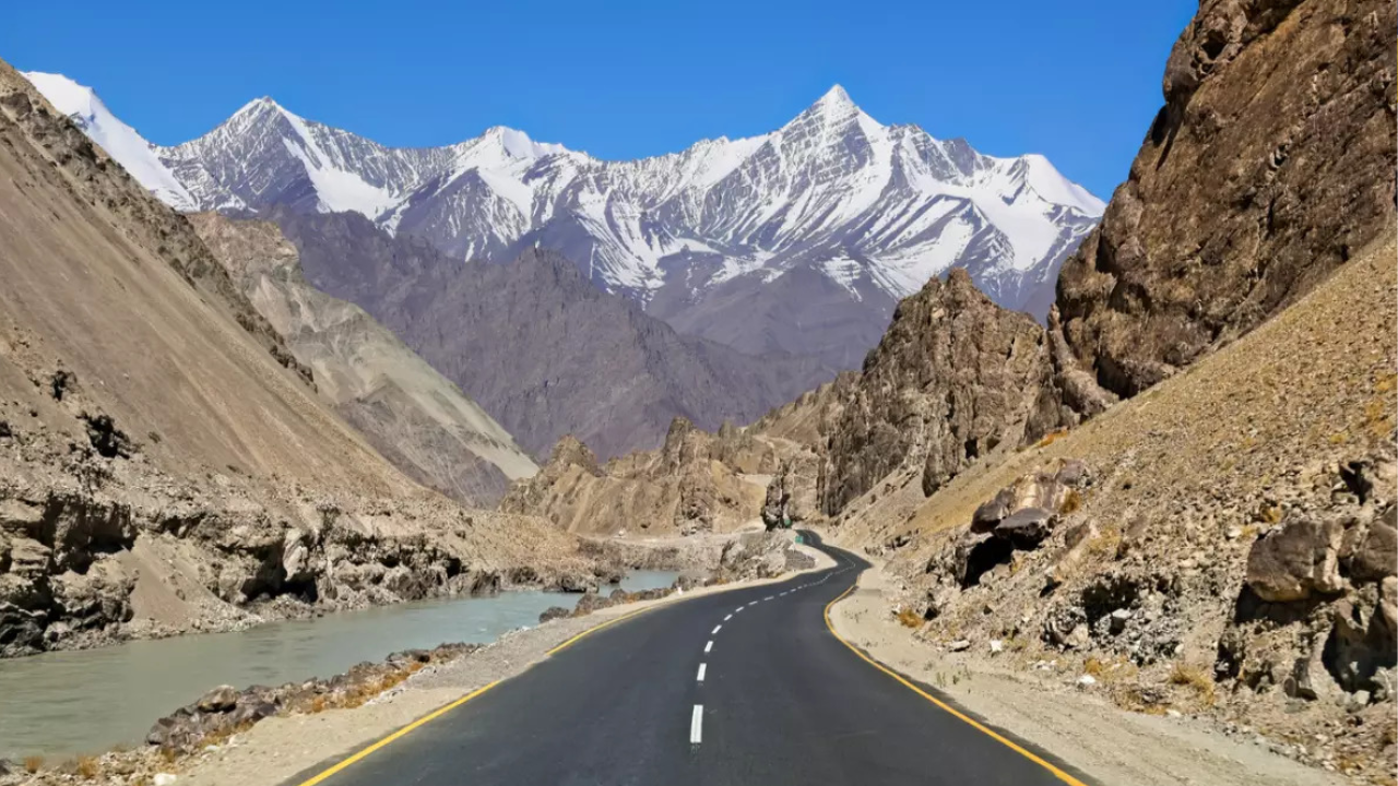 बर्फ से ढके पहाड़ों के नजारे 