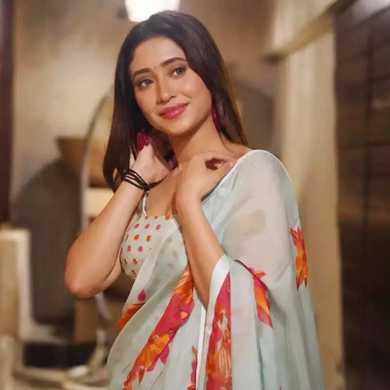 शिवांगी जोशी गिराती हैं हुस्न की बिजलियां 