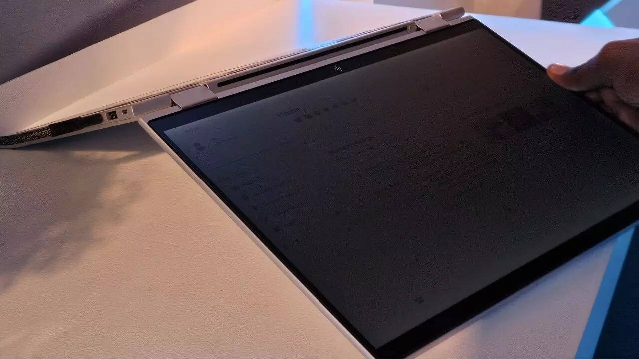 HP OmniBook X बैटरी और कनेक्टिविटी​