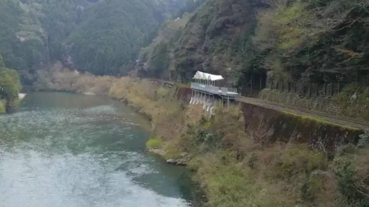 स्टेशन का नाम क्या है?