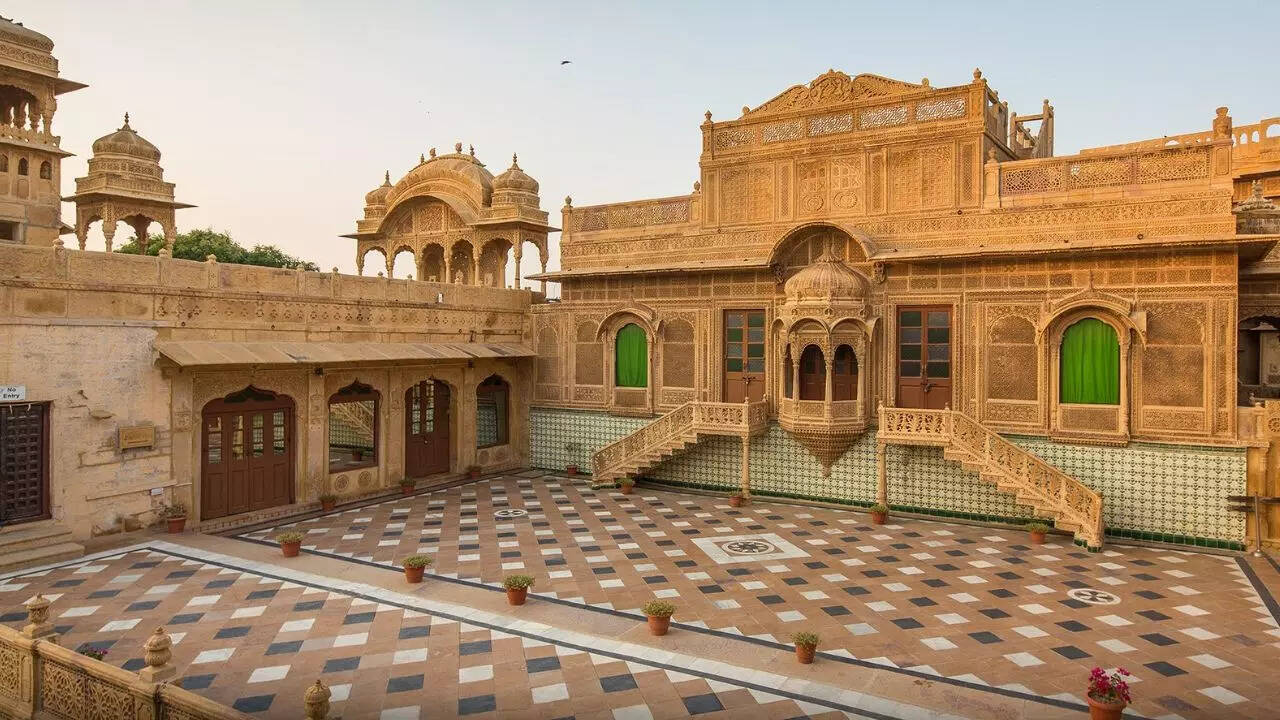 किले में रहते हैं लोग