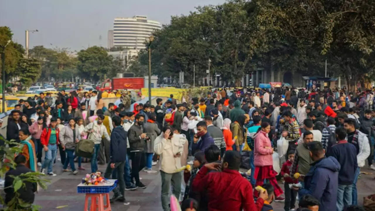 मगर आज जवाब सुनकर किसी के भी होश उड़ जाएंगे। यकीन नहीं करेंगे कि इतनी बड़ी आबादी वाला दिल्ली शहर बहुत कम जगह में बसा हुआ है। दिल्ली सिर्फ 1483 वर्ग किलोमीटर बसा हुआ शहर है।​