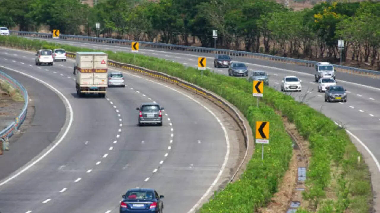 कब तक पूरी तरह से तैयार होगा एक्सप्रेसवे?