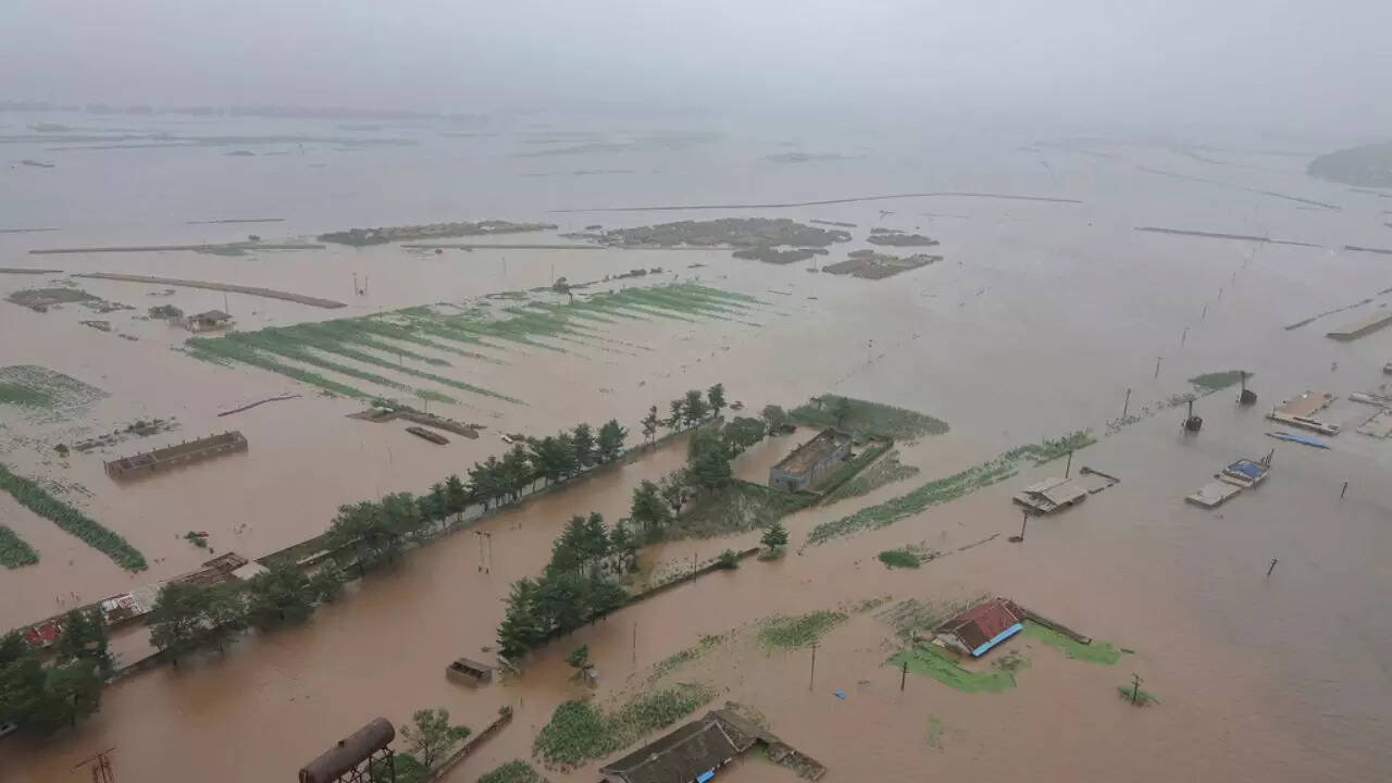 सड़कें और रेलवे स्टेशन भी डूबे