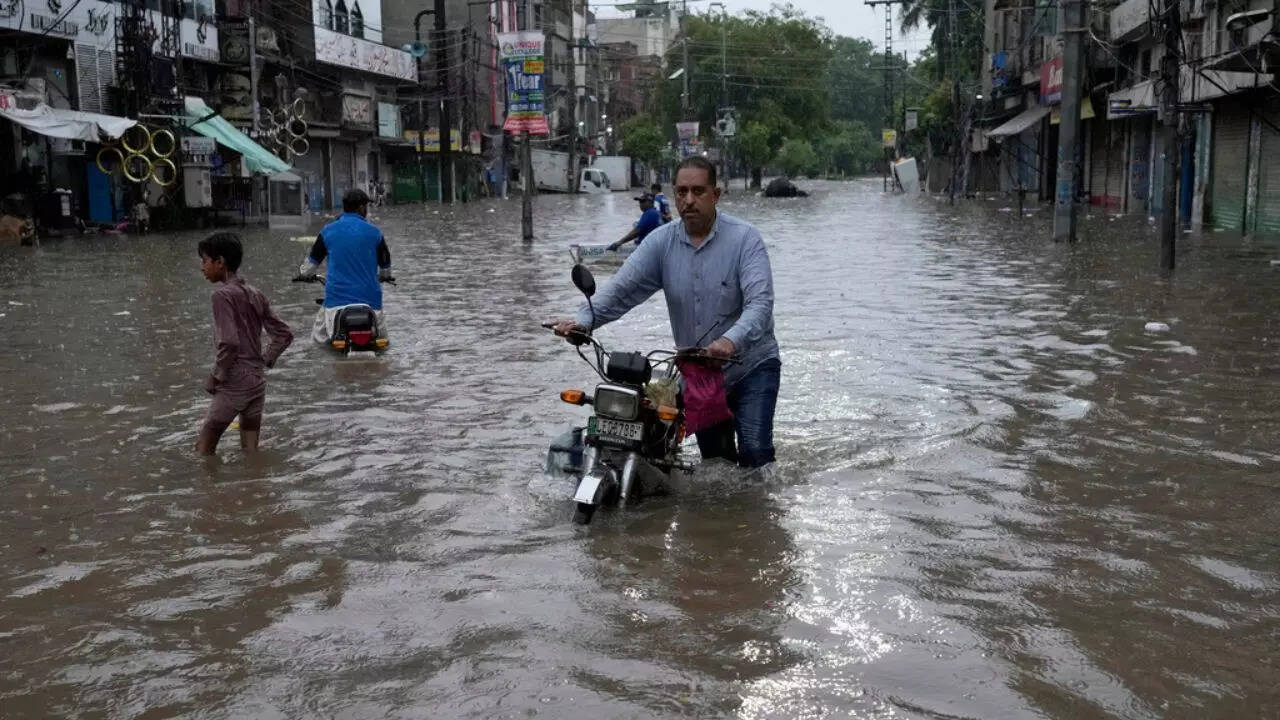 Pakistan Rains: दरिया बना बदहाल पाकिस्तान, अस्पतालों में भरा पानी ...