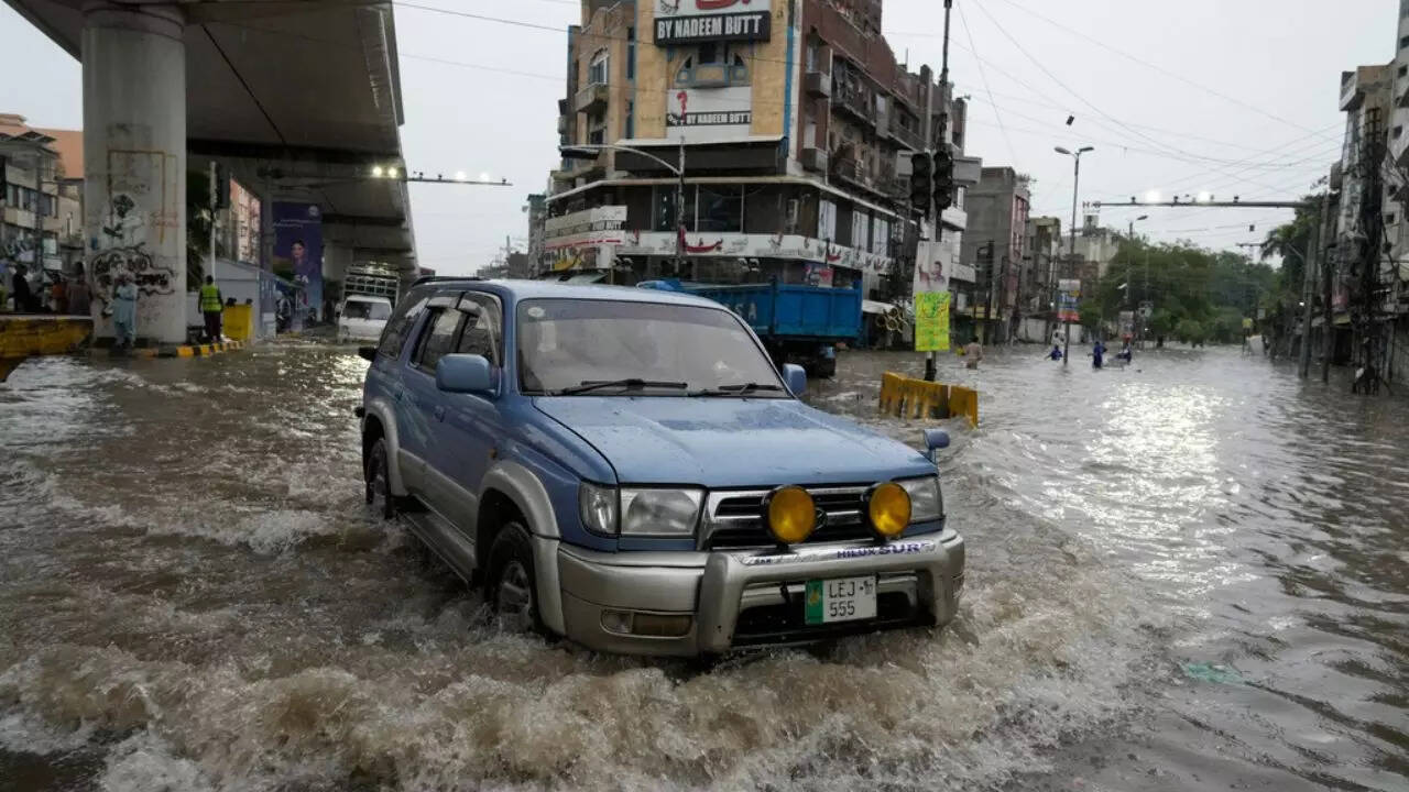 Pakistan Rains: दरिया बना बदहाल पाकिस्तान, अस्पतालों में भरा पानी ...
