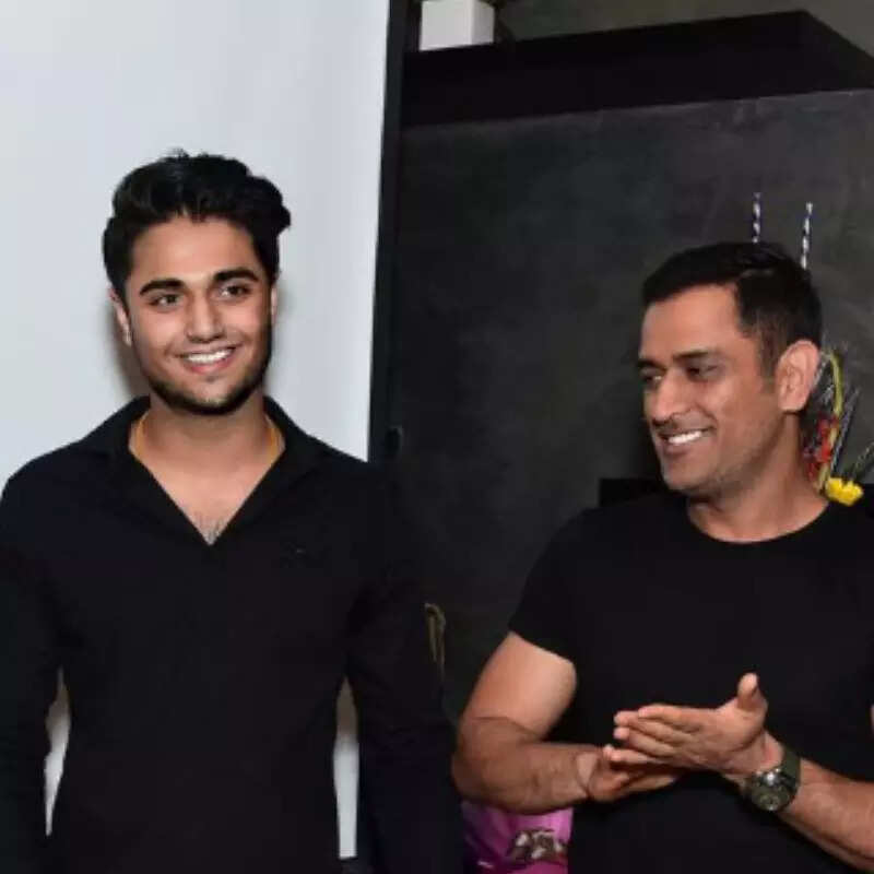 धोनी संग अक्सर शेयर करते हैं फोटो