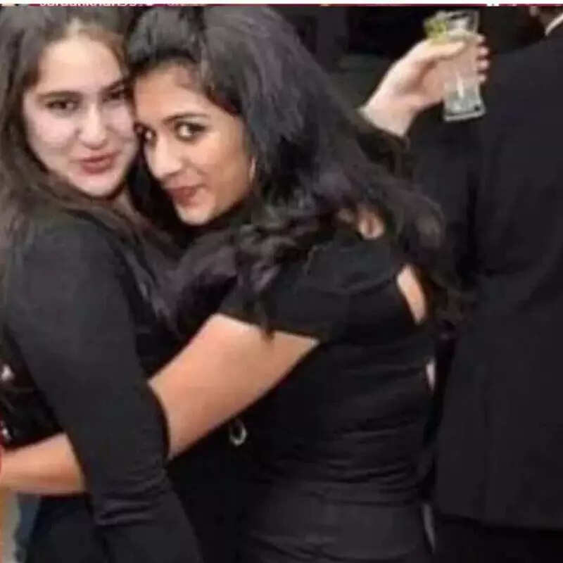 सारा- राधिका की पुरानी फोटो हुई वायरल