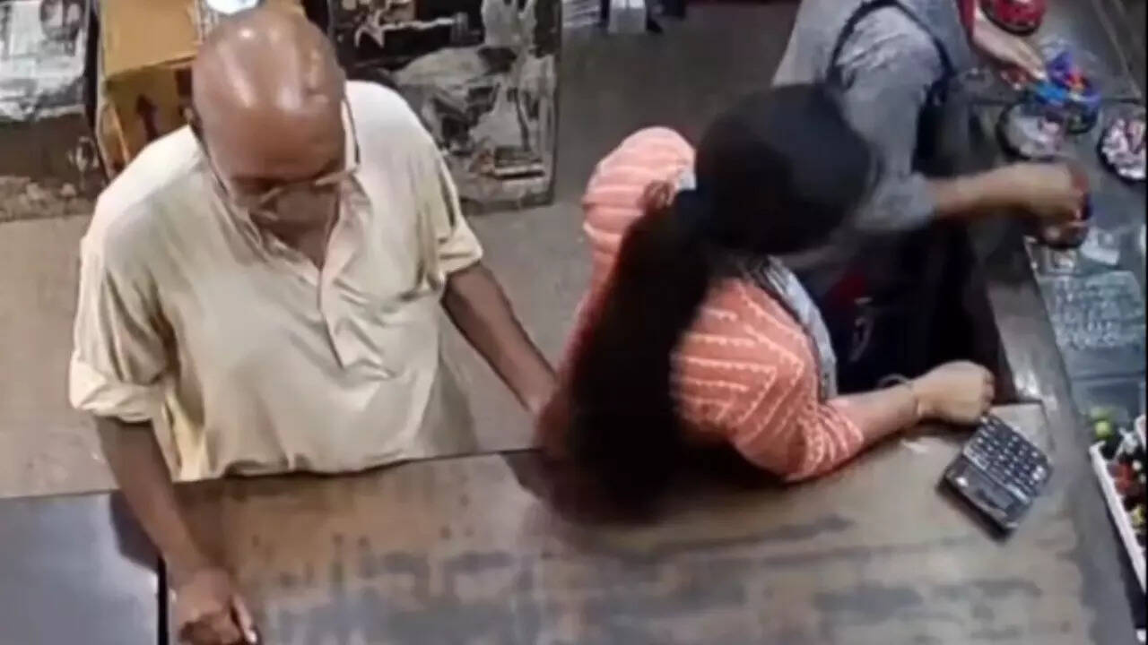 मगर दुकान में कुछ खरीदने के बहाने शख्स लड़की के करीब जाकर खड़ा हो गया। कैमरे में फिर जो कुछ कैद हुआ किसी को भी हैरान कर देगा। इसमें देखेंगे कि बदमाश शख्स कभी लड़की के बाल सूंघता है तो कभी उसके पीछे आकर खड़ा हो गया।