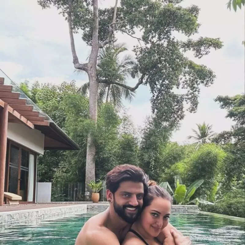 पति संग शेयर करती हैं रोमांटिक फोटो