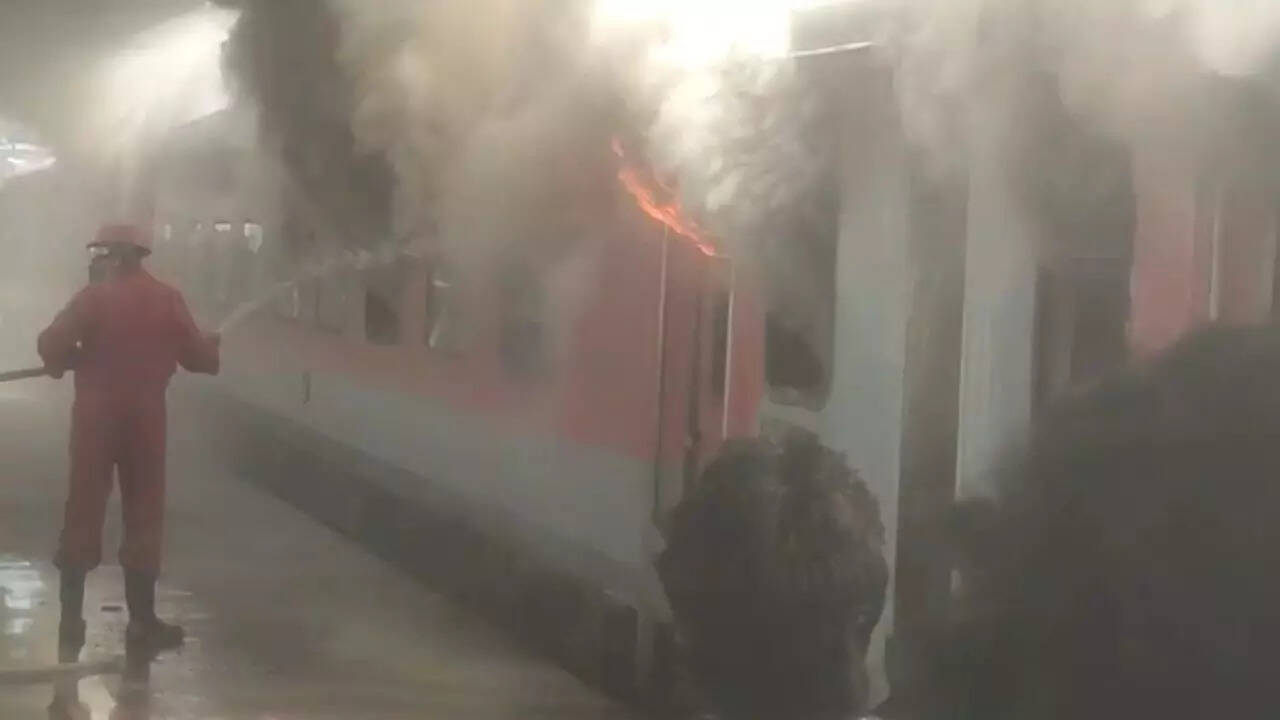 ​प्लेटफार्म नंबर 4 पर खड़ी थी ट्रेन​