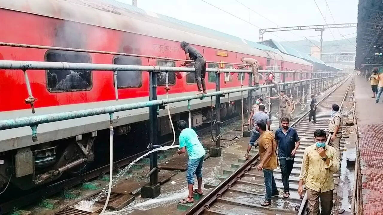 ​दो घंटे में बुझी आग​