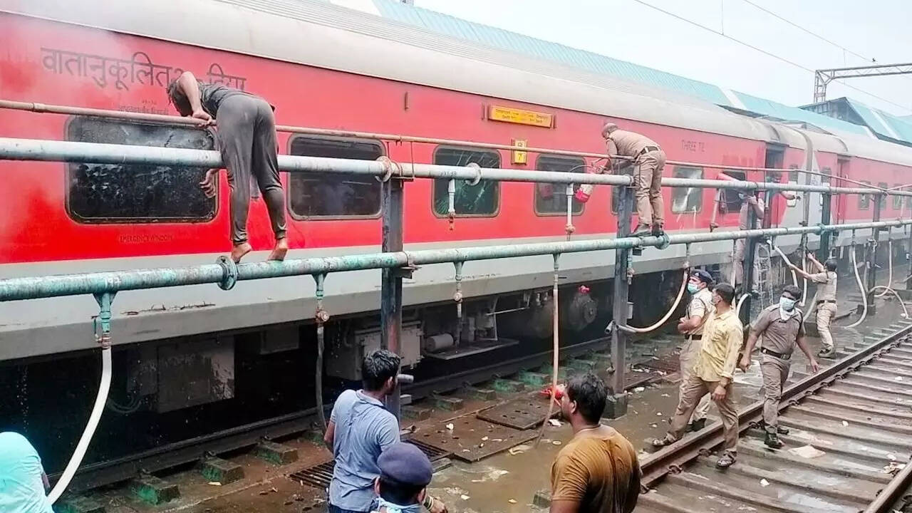 ​आग के कारणों की जांच के आदेश​