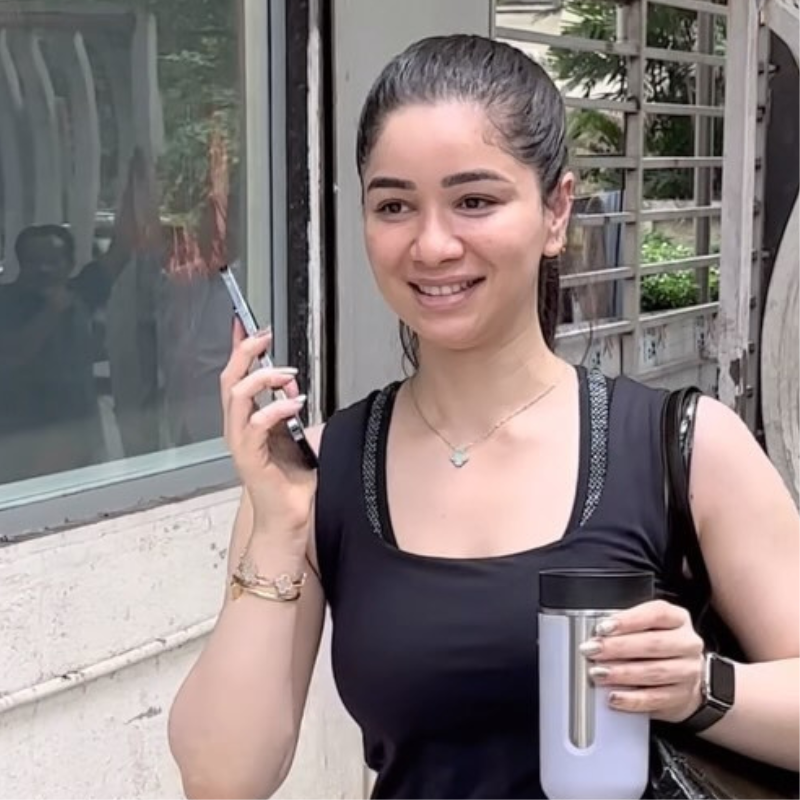 ब्लैक टॉप में नजर आईं सारा तेंदुलकर
