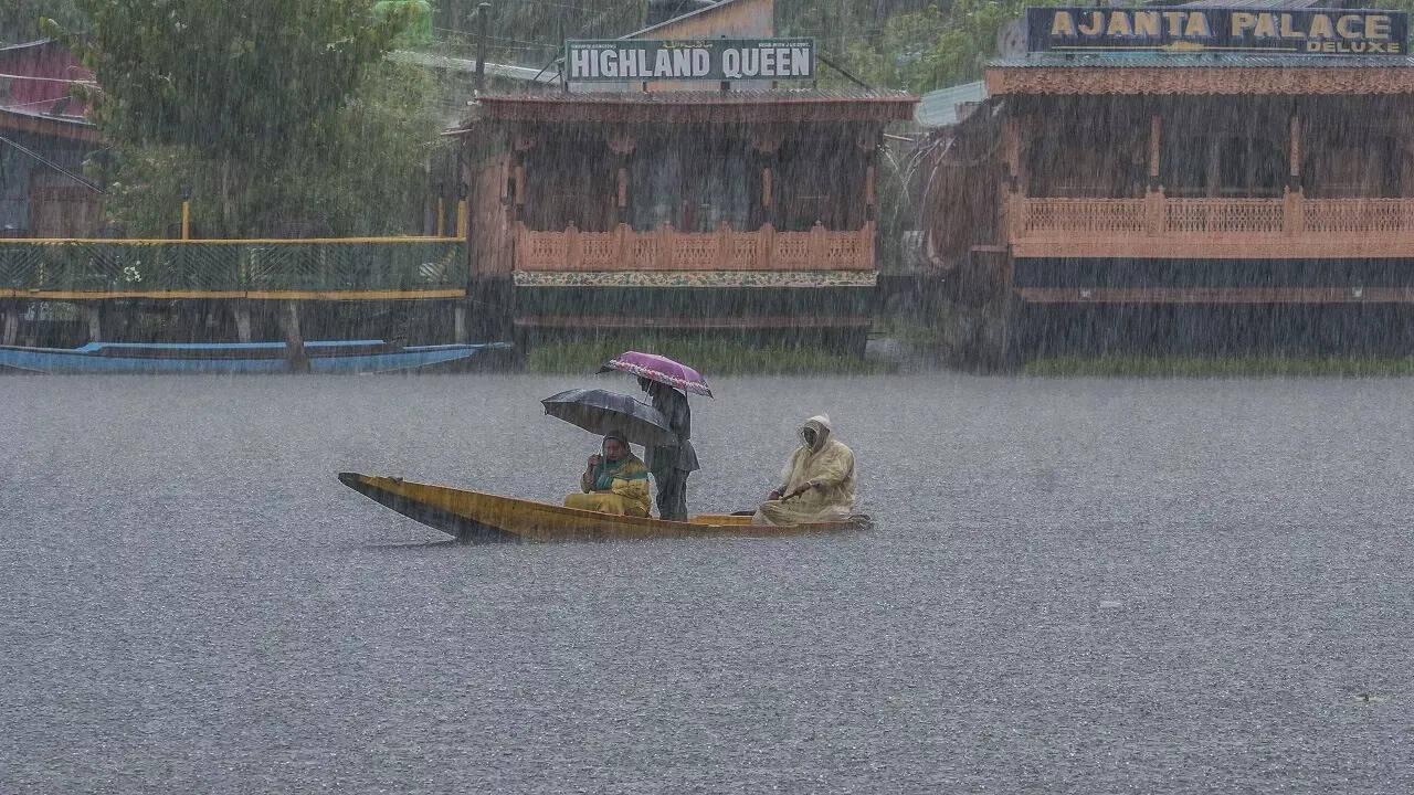 दशकों बाद सिनेमाघर खुले