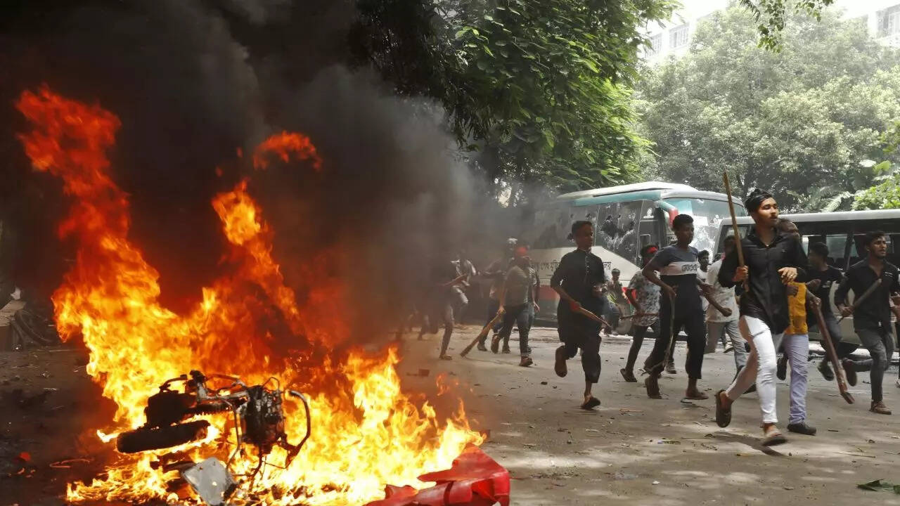 आतंकवादी से छात्रों की तुलना