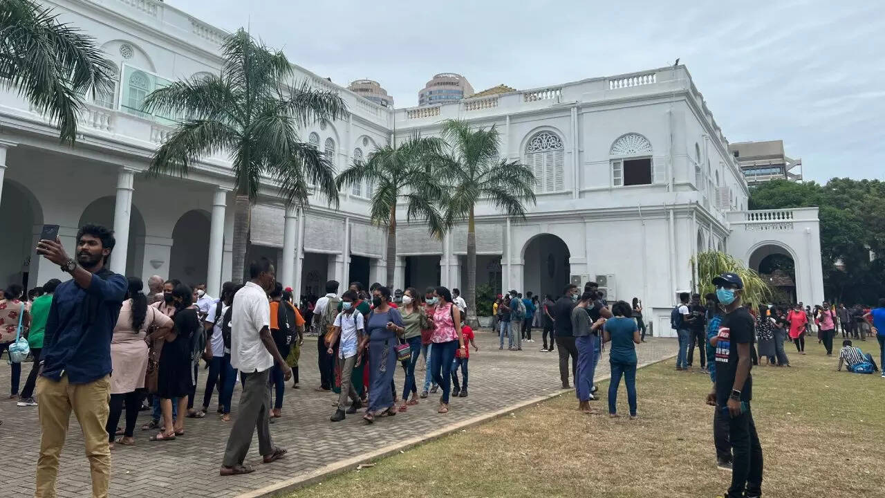 श्रीलंका में प्रदर्शनकारियों के बीच उपद्रवी तत्वों ने लूटपाट की घटनाओं को अंजाम दिया था।