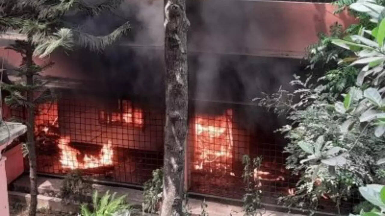 बांग्लादेश में जगह-जगह हिंसक प्रदर्शन हो रहे हैं और आगजनी की घटनाएं हो रही हैं।