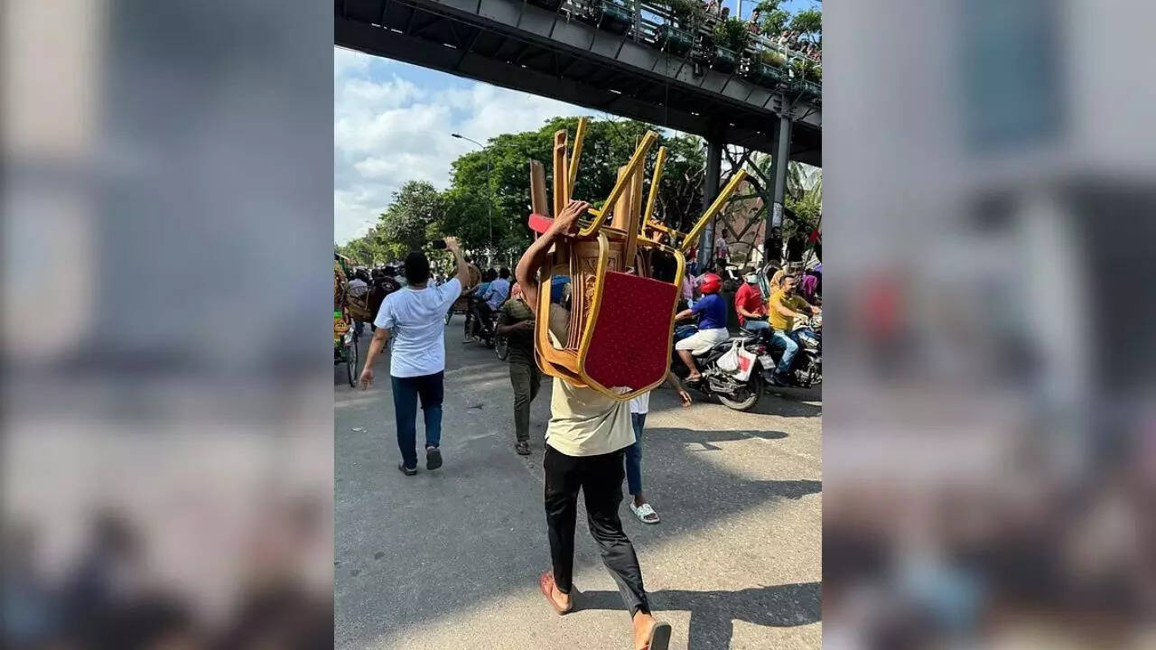 पीएम आवास से कुर्सी लेकर भागे