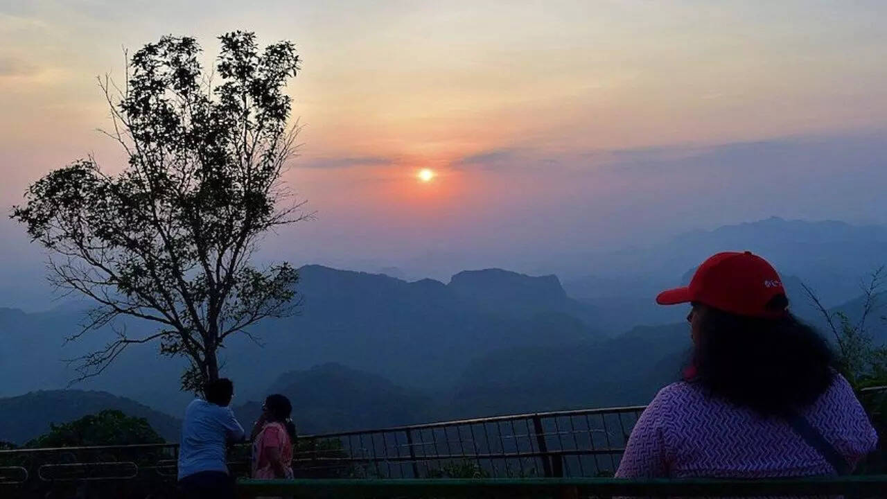 1067 मीटर की ऊंचाई पर स्थित है पचमढ़ी