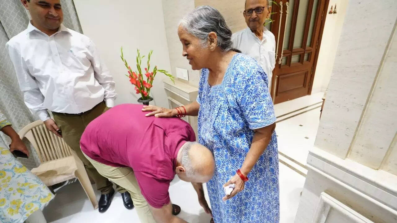 केजरीवाल के माता पिता ने लिया आशीर्वाद