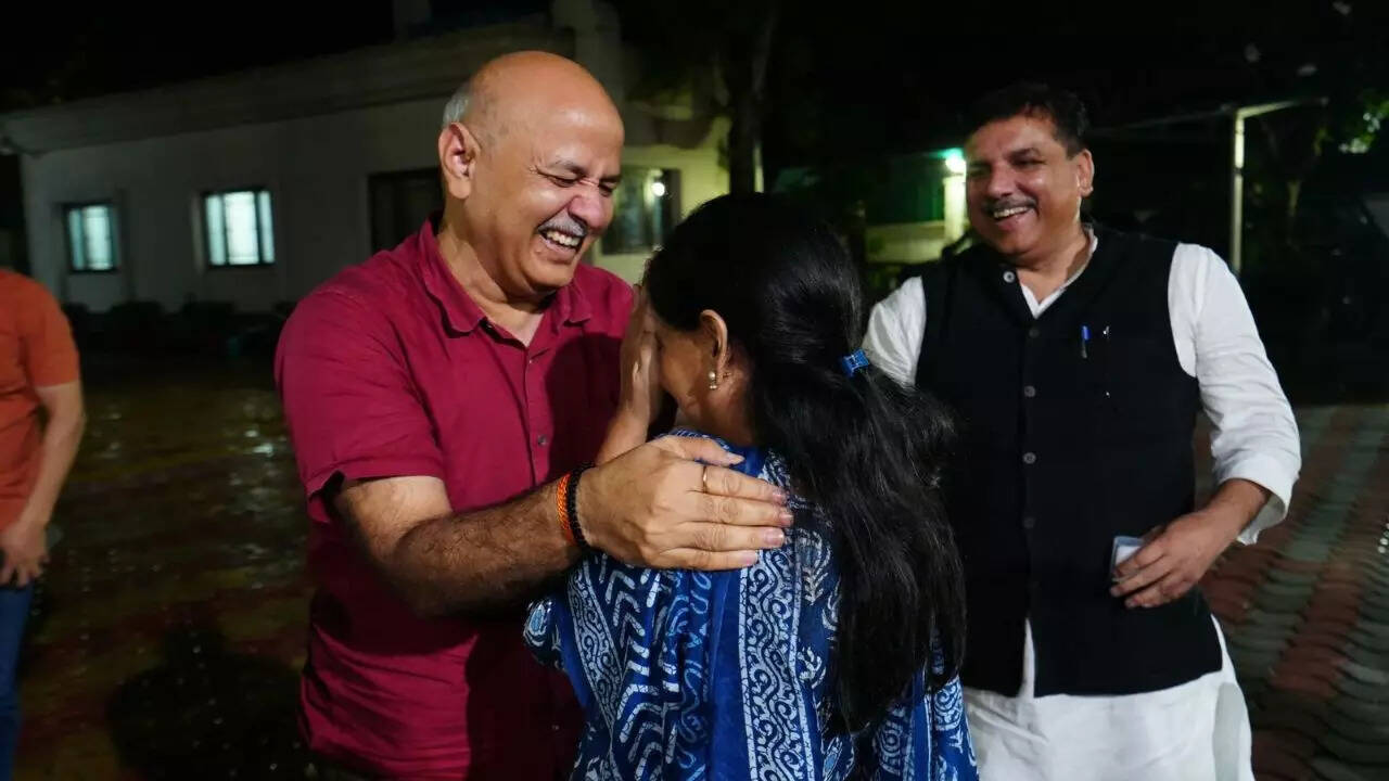 जब केजरीवाल की पत्नी से मिले सिसोदिया