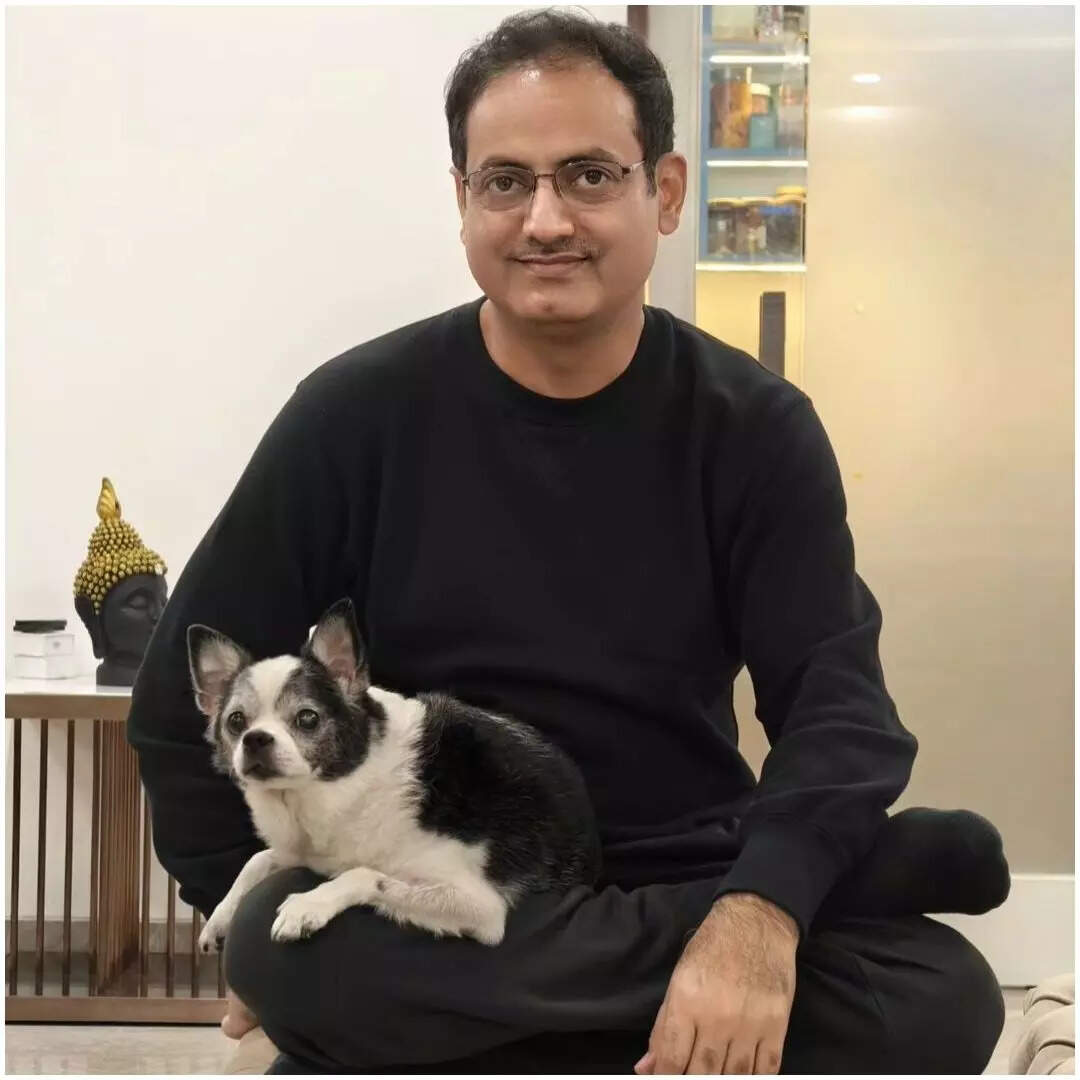 डॉ विकास दिव्यकीर्ति की एजुकेशन