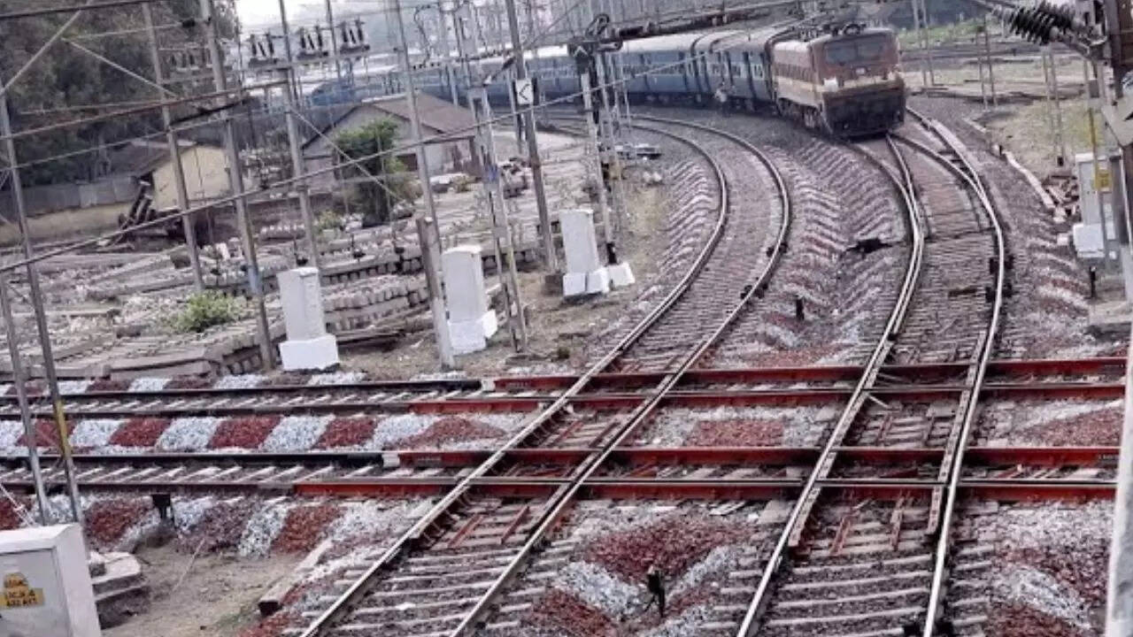 एक ही जगह पर क्रॉस करते हैं चार रेलवे ट्रैक
