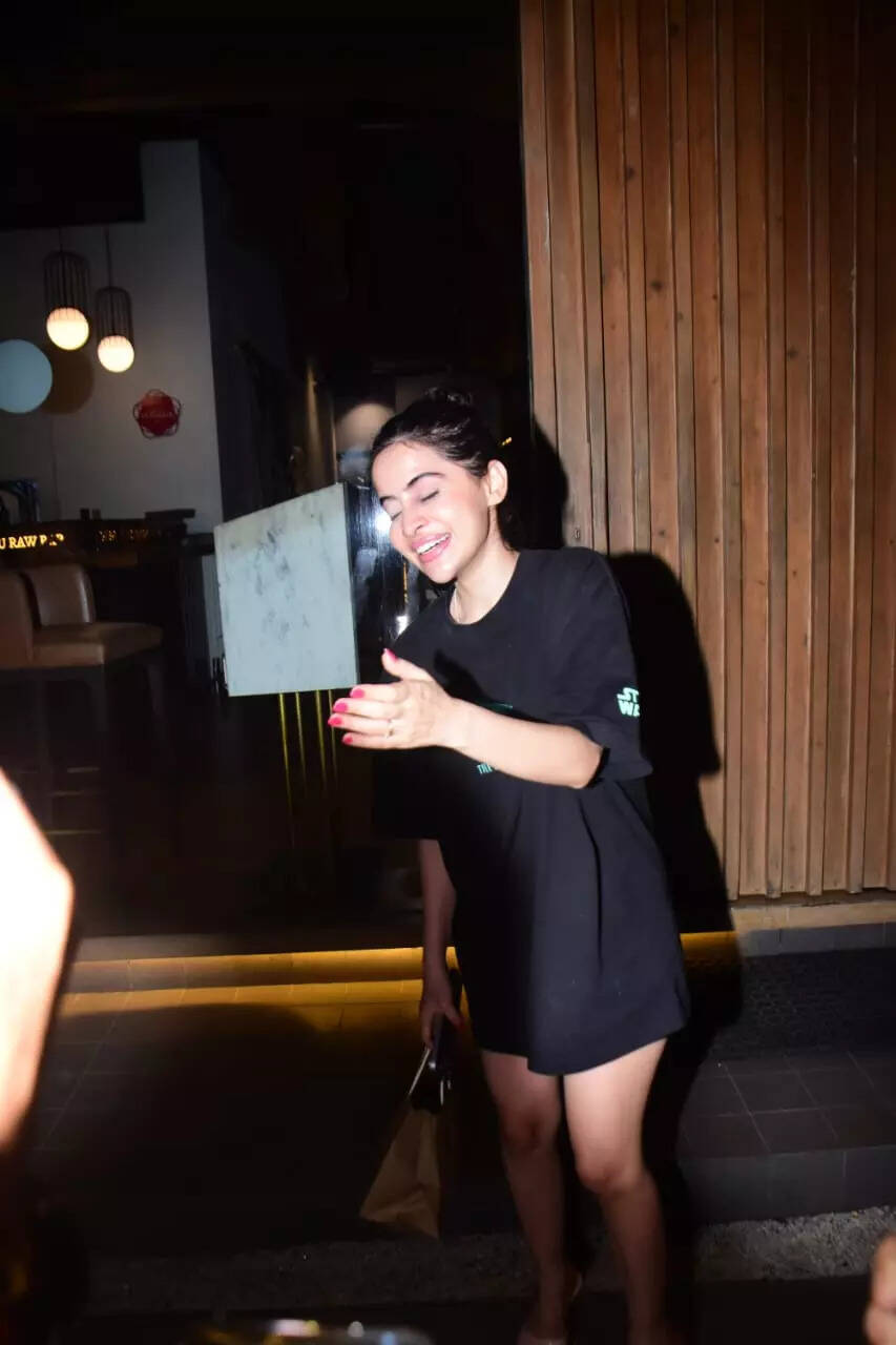 पैपराजियों को देख छूटी उर्फी जावेद की हंसी