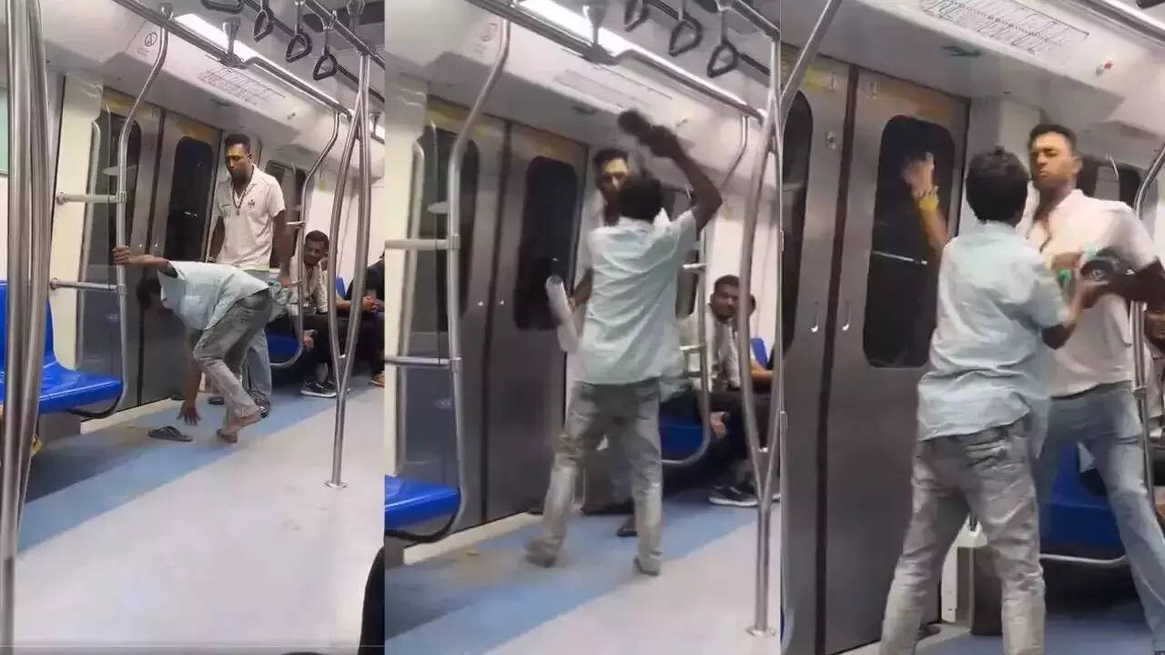 ​लात-घूसे के बाद अब Delhi Metro में चला चप्पल