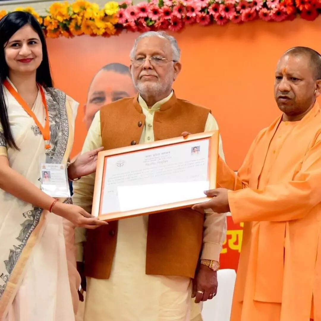 सीएम योगी से मिला नियुक्ति पत्र