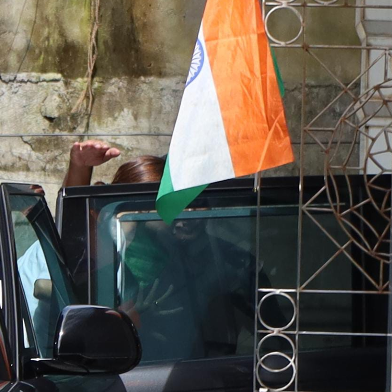 कार में दिखीं आलिया भट्ट