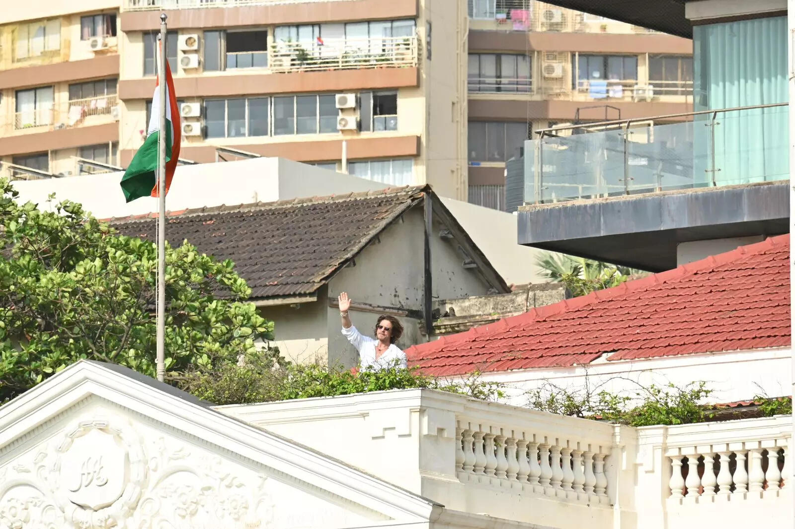 किंग खान ने फैंस का किया अभिवादन