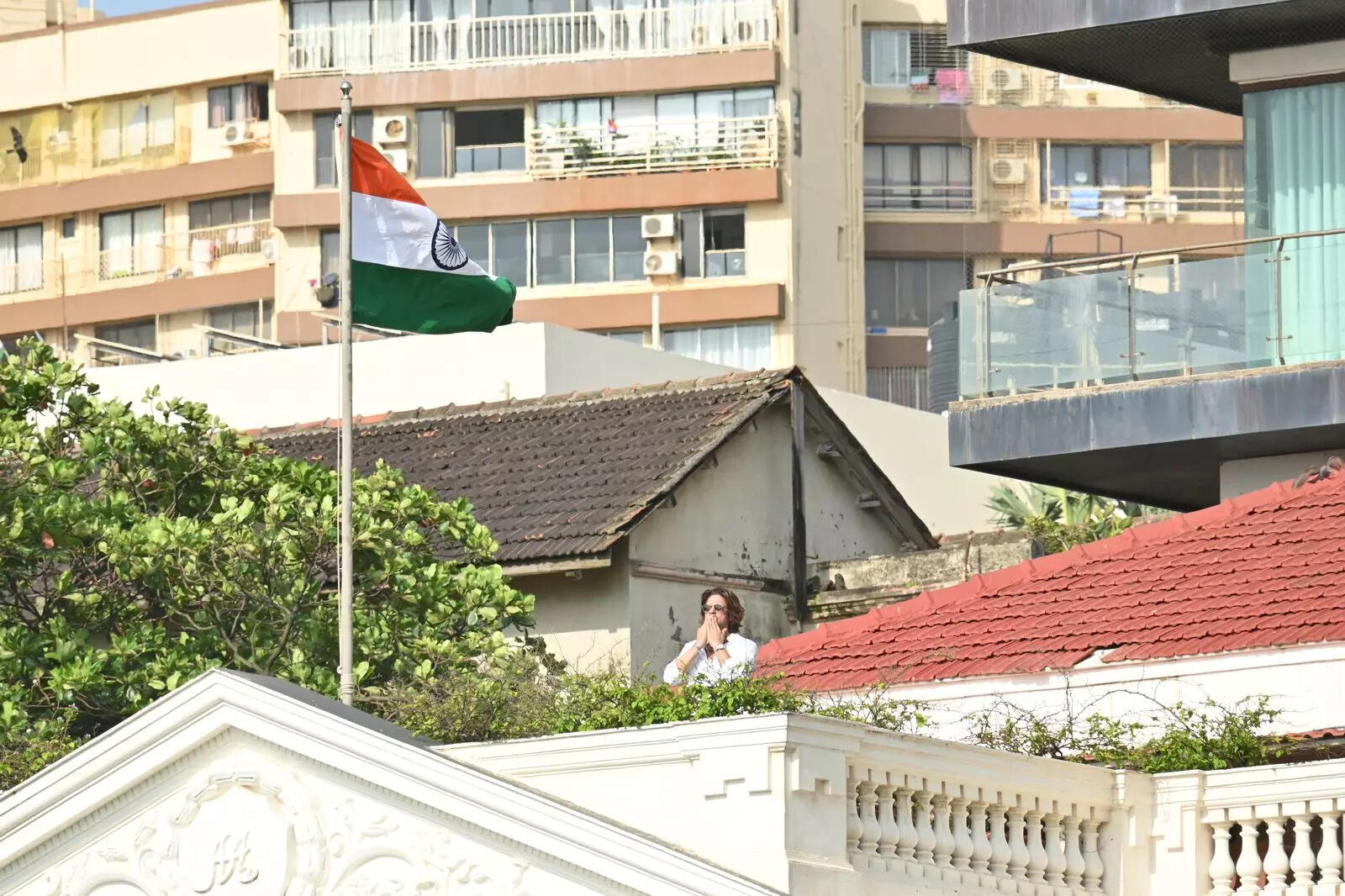 एक्टर ने फैंस पर लुटाया प्यार