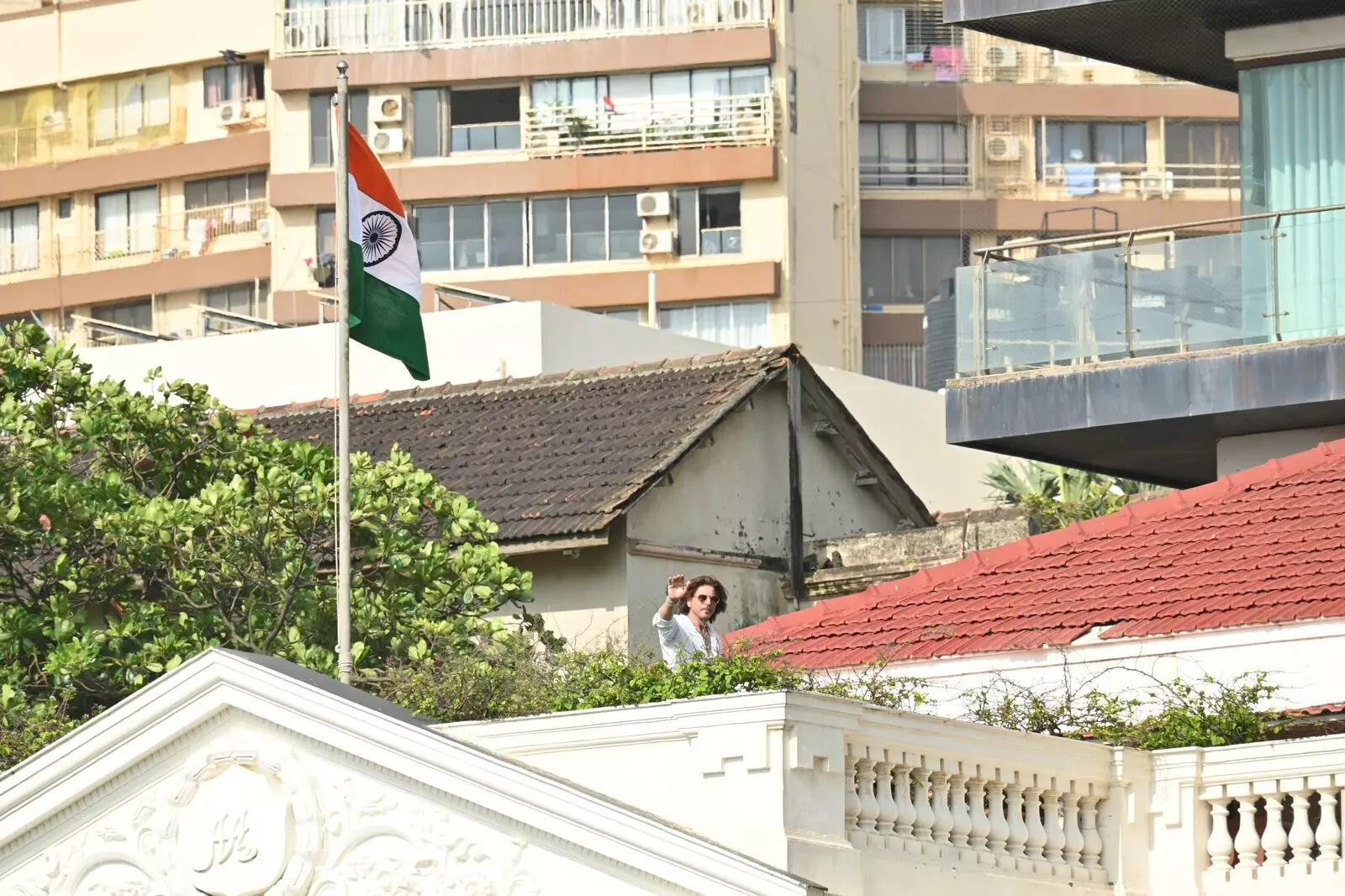 एक्टर ने मन्नत में फहराया तिरंगा