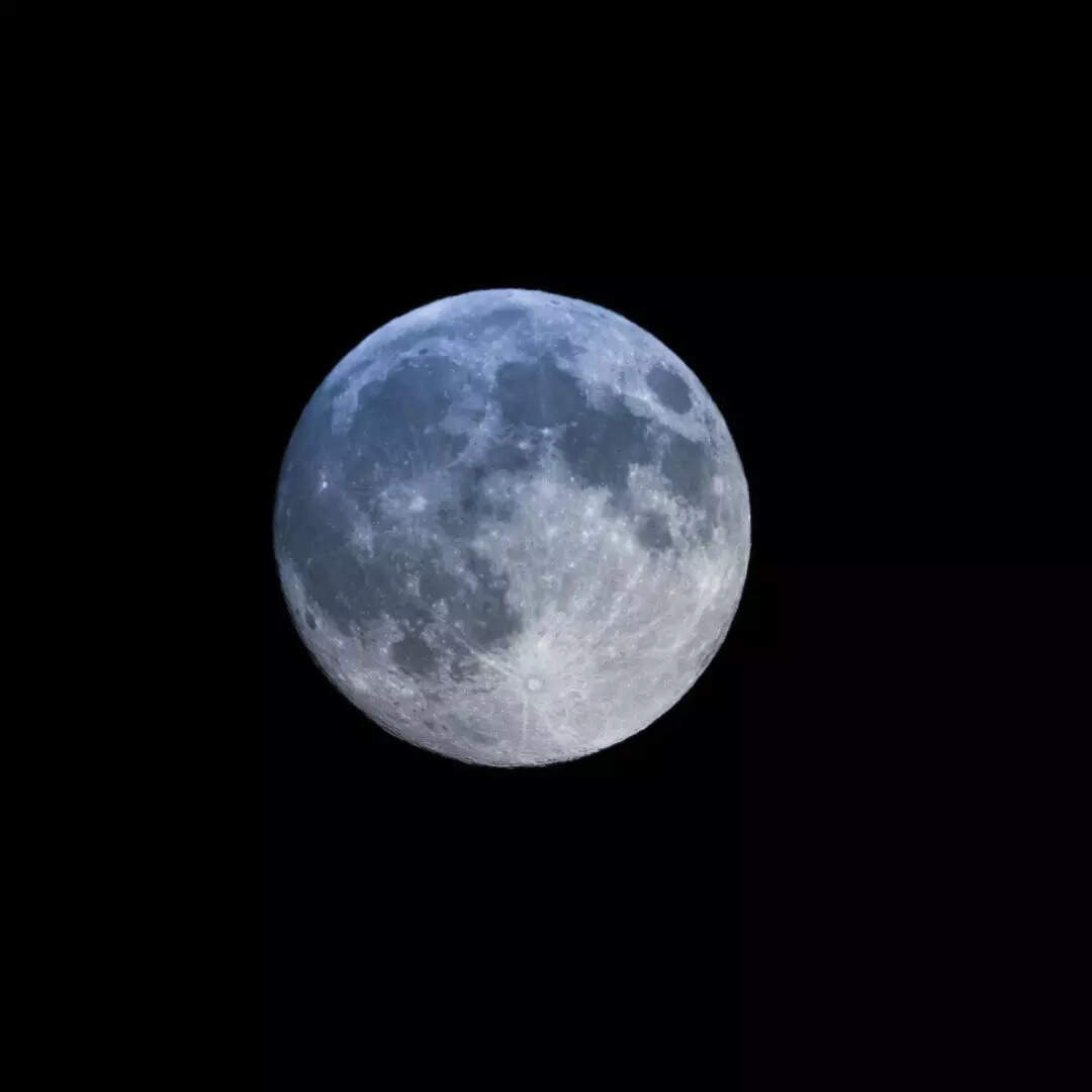 आज पृथ्वी से कितनी दूरी पर होगा चांद
