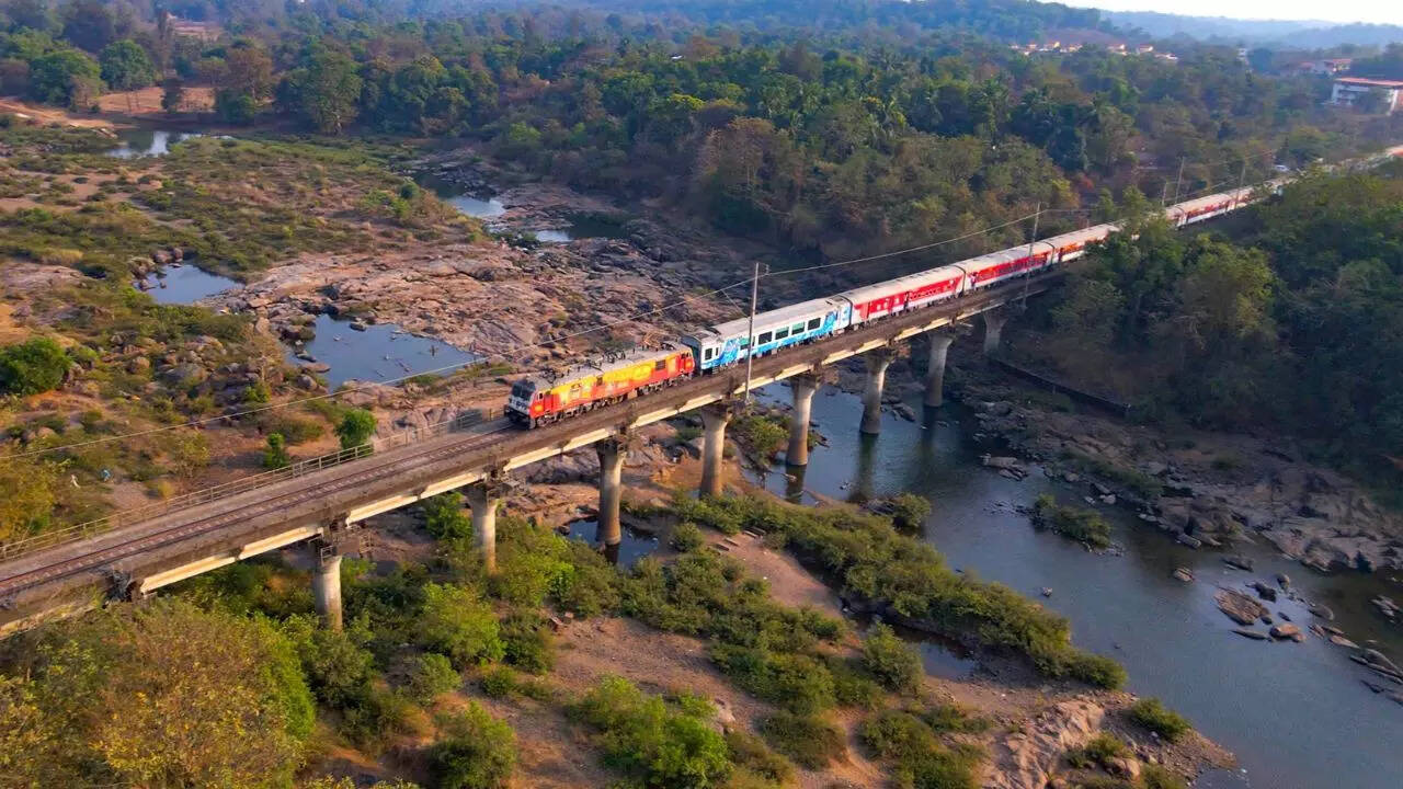 कैसे चलती है भारतीय रेलवे