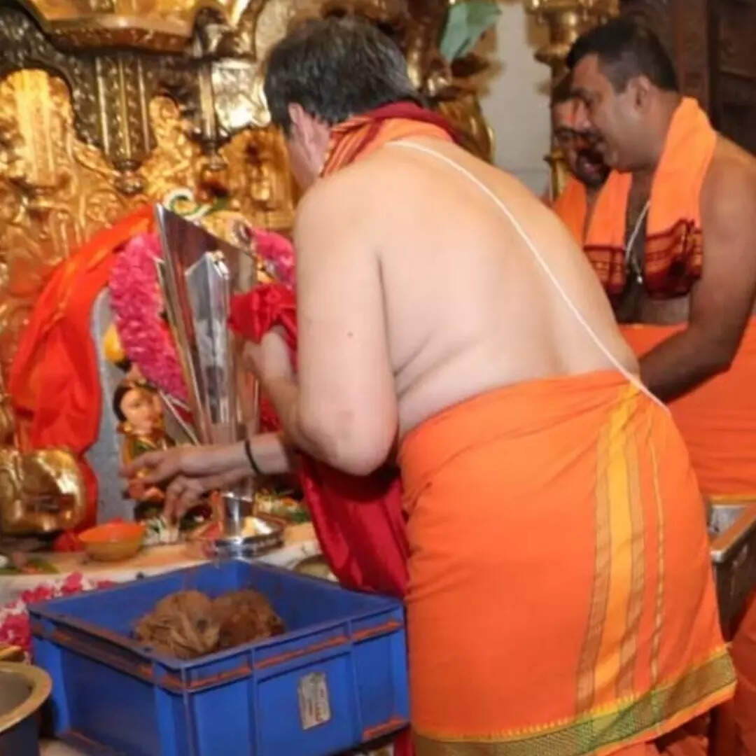 चेहरे पर नजर आ रही थी संतुष्टि
