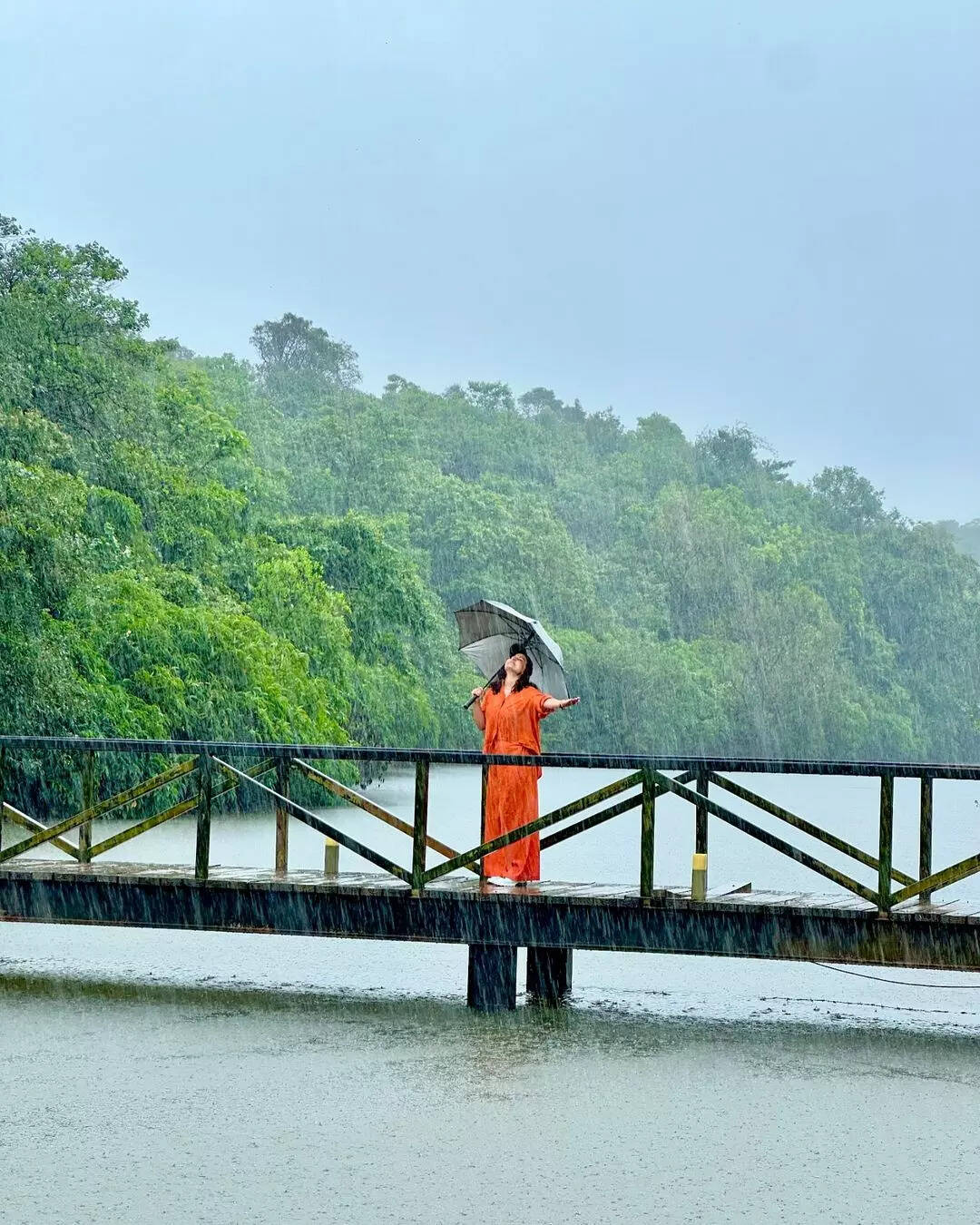 बारिश एंजॉय करती नजर आईं हिना खान
