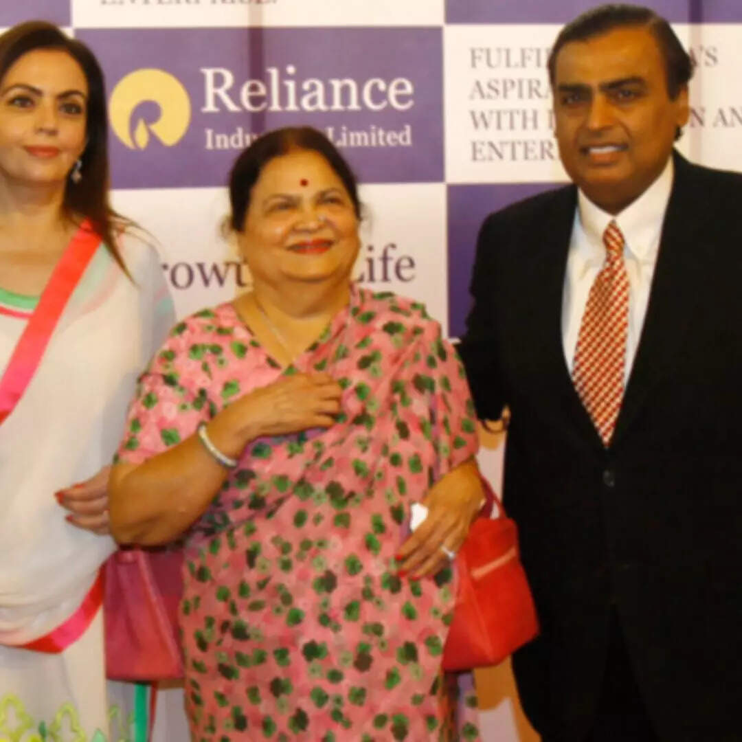 मां के पैर छूकर निकलते हैं बाहर